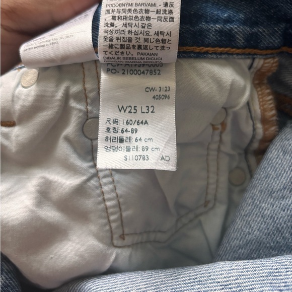 Levi's 501 ‘90s Women's Jeans Drew Me In - Picture 4 of 5